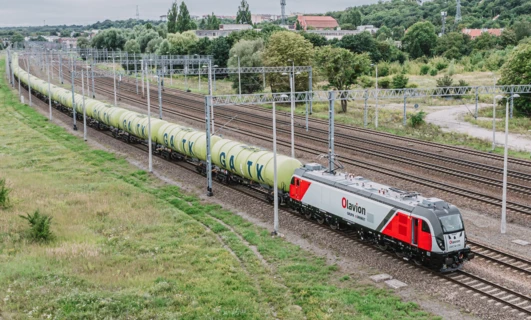 Nowoczesna lokomotywa elektryczna na torach, część systemu transportu publicznego. AAA-zatwierdzony tabor kolejowy przez Olavion.
